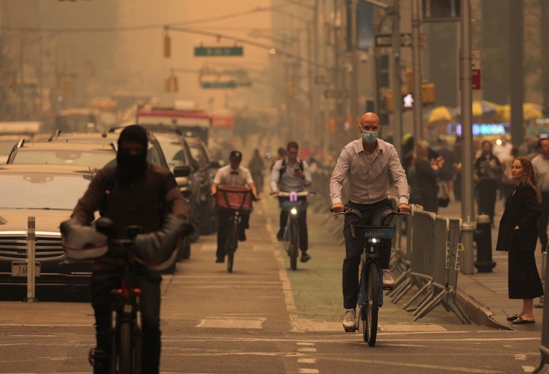 The city is engulfed in orange smoke! U.S. New York City mayor urges people to wear N95 masks